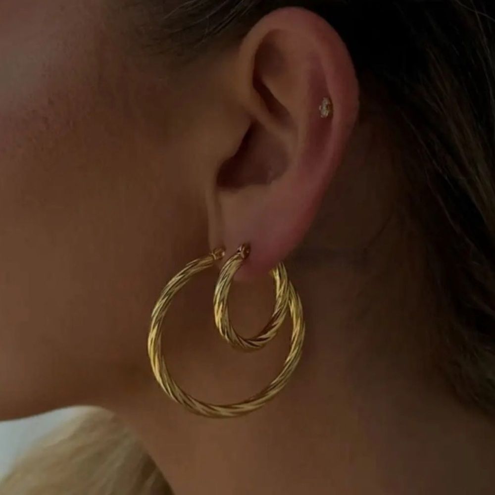 Vintage gold hoop earrings M401